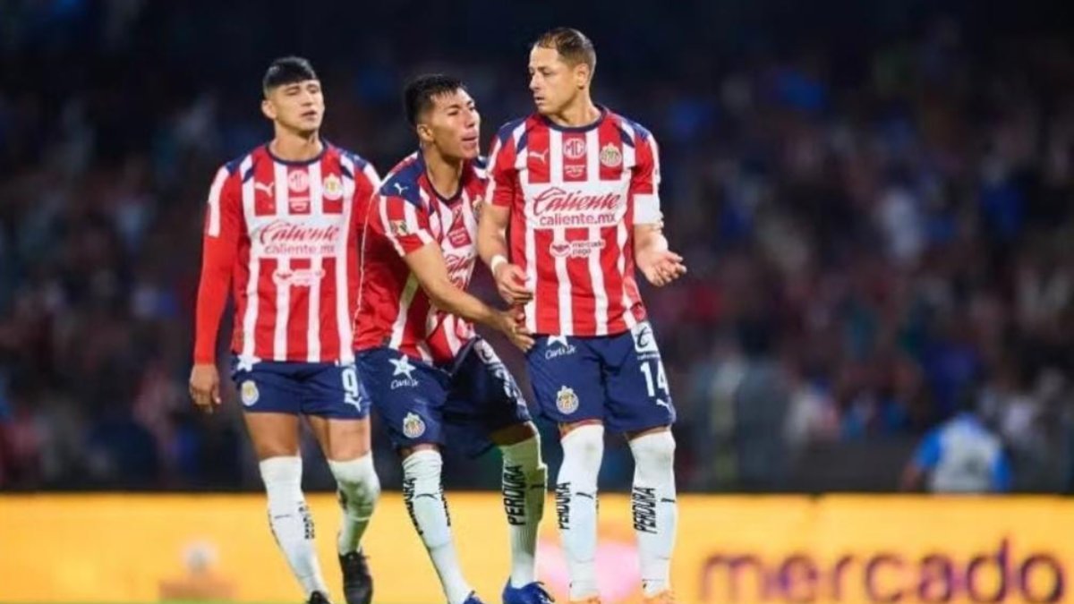 chicharo con el equipo de las chivas