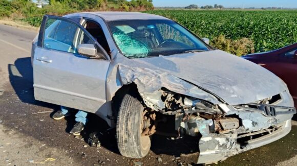 Choque entre tres vehículos en la carretera de Cubilete, Guasave, Sinaloa deja solo daños materiales