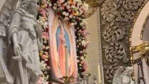 cientos cantan a la virgen de guadalupe en catedral luga