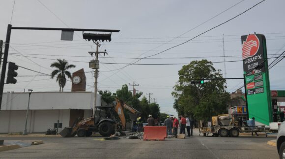 Cierre de calle por socavón entre Madero y Cuahutémoc cambia siete rutas de urbanos, en Guasave, Sinaloa