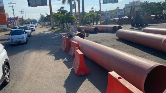 Extienden cierre vial en avenida Insurgentes de Mazatlán, Sinaloa, por avance de colector sanitario