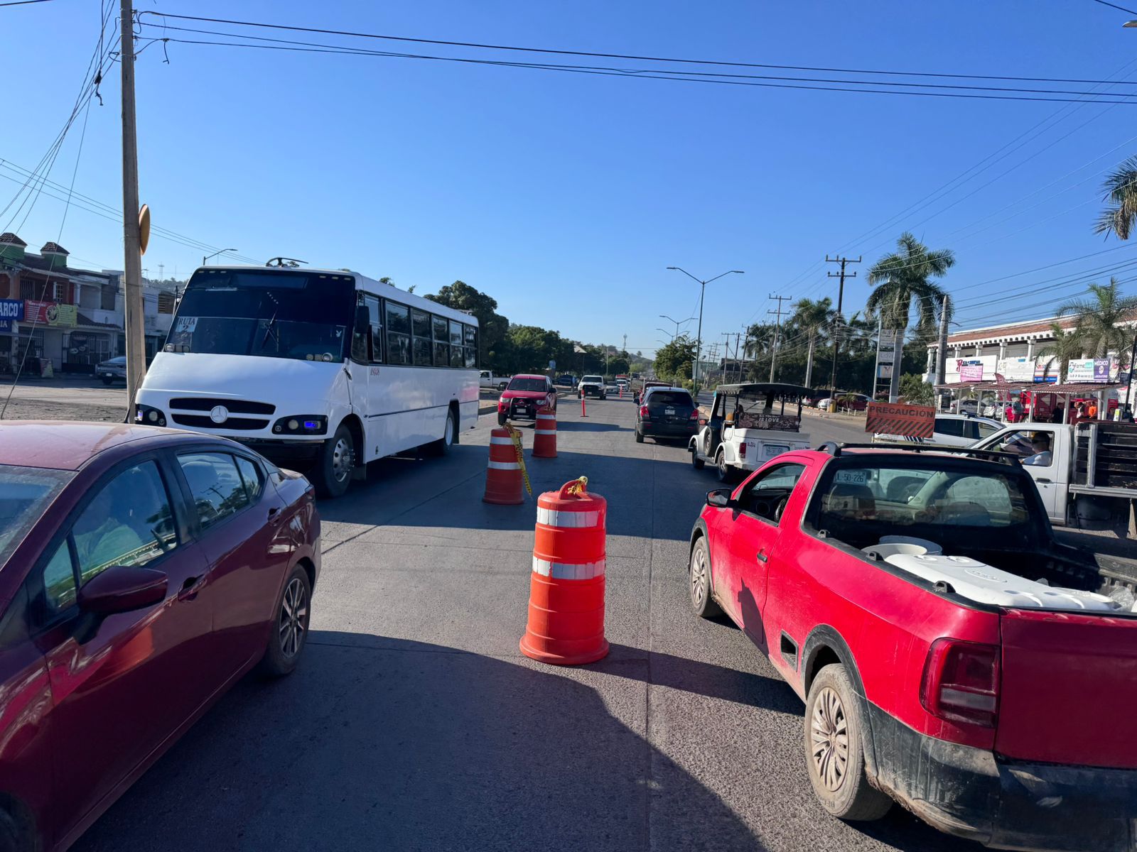 Cierre vial en la avenida Manuel Clouthier en Mazatlán por obras