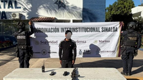 Menor de edad trata de huir y lo detienen con un arma larga en Navolato, Sinaloa