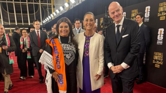 Sheinbaum desfila por la alfombra roja en Washington previo al sorteo del Mundial 2026