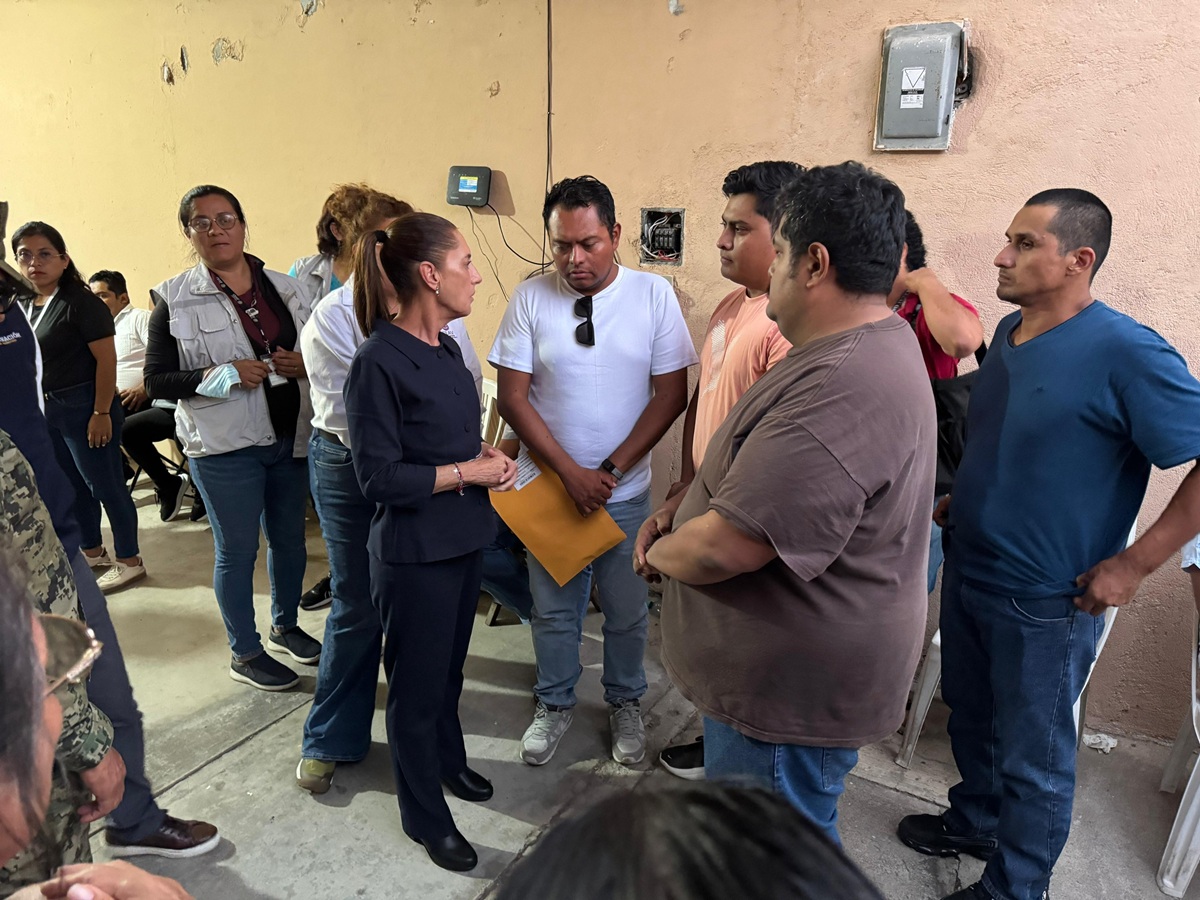 Claudia Sheinbaum con los afectados por el accidente de tren en Oaxaca