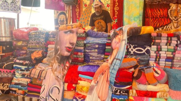 “Vienen por el espectáculo, pero no compran”: Cobijeros lamentan caída en ventas en la Feria del Rosario, en Guasave, Sinaloa