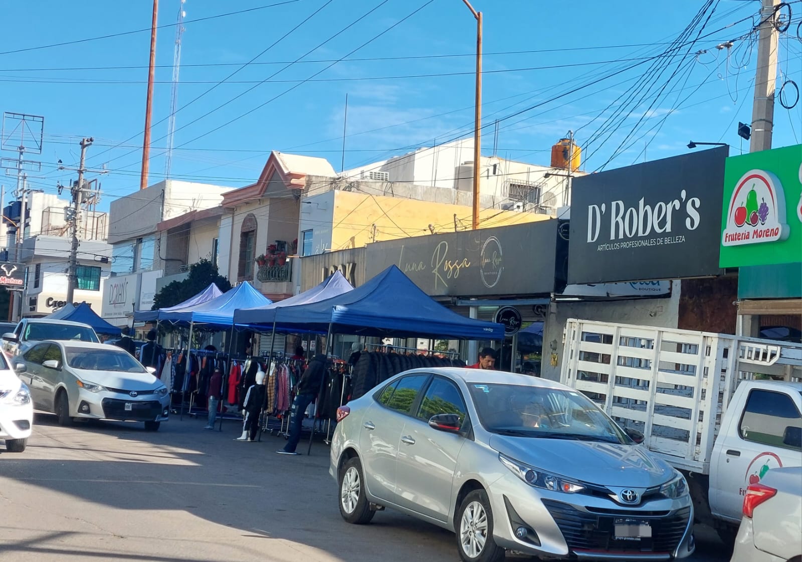 Comerciantes acaparan banquetas en Guamúchil, Sin.