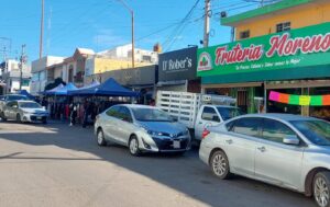 Comerciantes acaparan banquetas en Guamúchil, Sin.