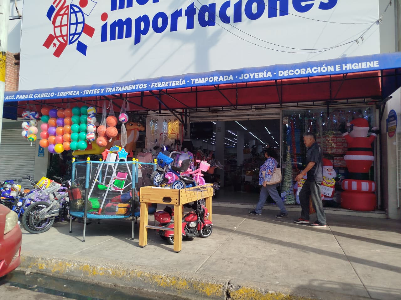 Comerciantes exilien mercancías en las banquetas