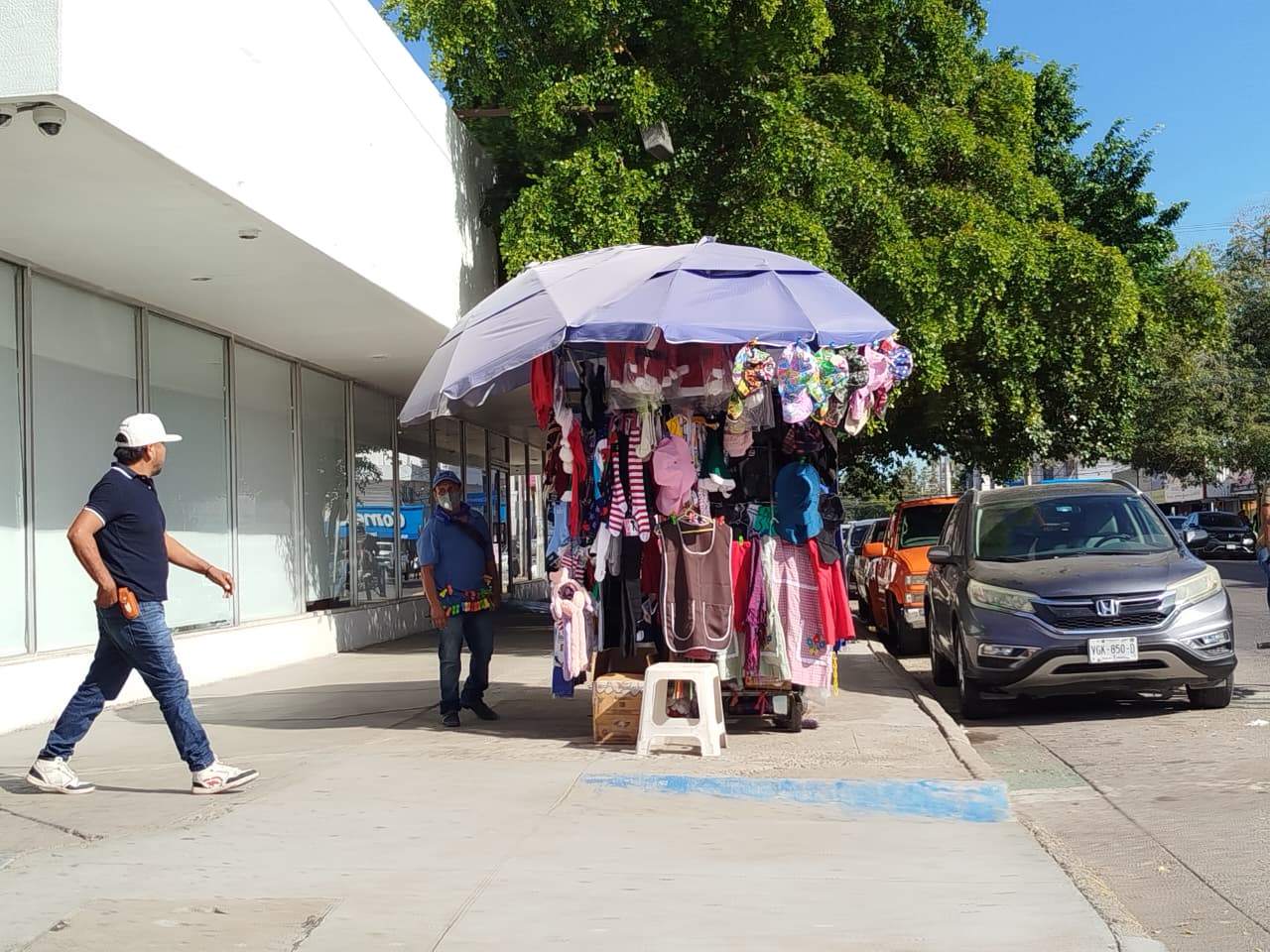 Comerciantes exilien mercancías en las banquetas