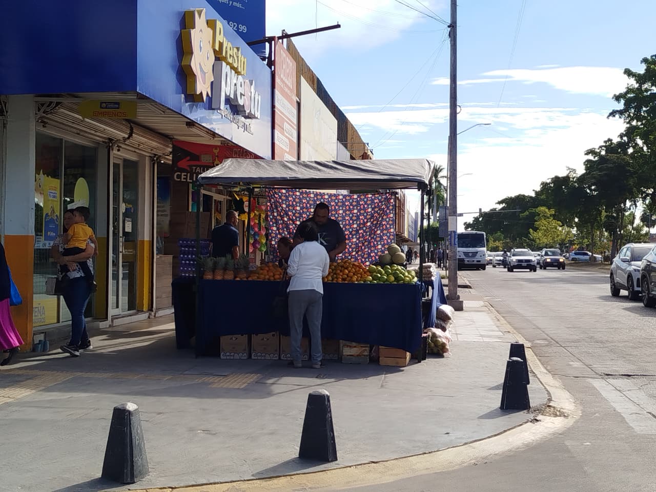 Comerciantes exilien mercancías en las banquetas