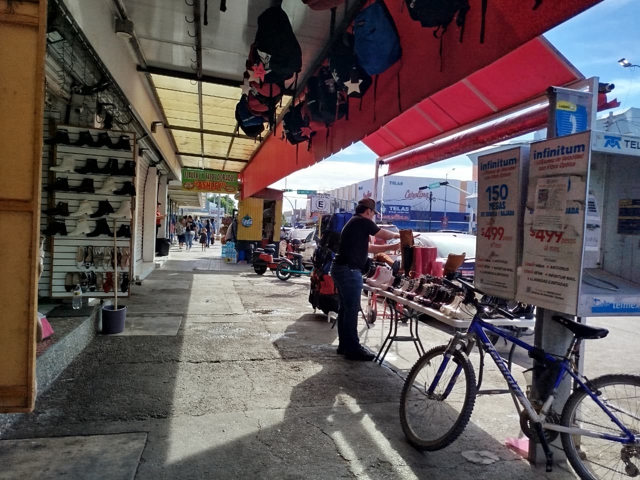 Comerciantes exilien mercancías en las banquetas