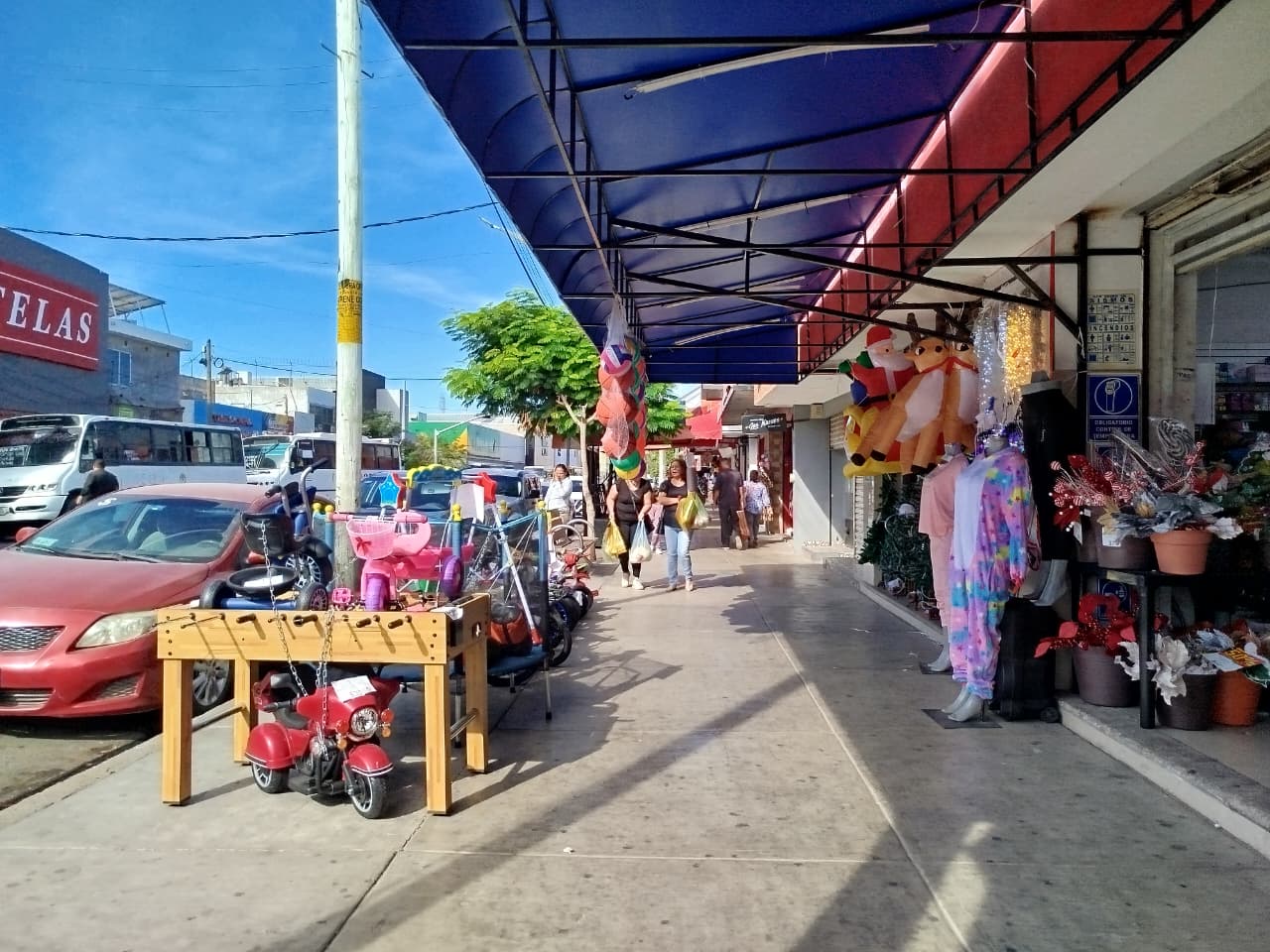 Comerciantes exilien mercancías en las banquetas