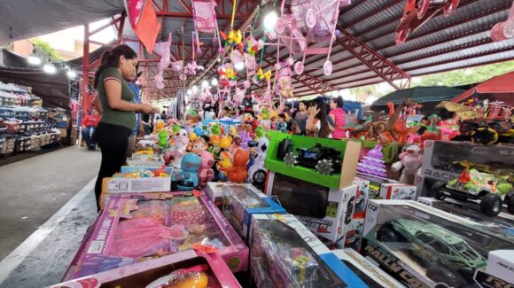 Comienzan a organizar y regular a comerciantes para el periodo decembrino en Mazatlán, Sinaloa