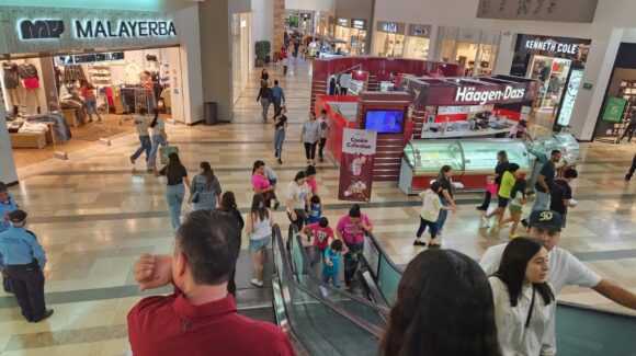 ¡Compras de último minuto! Culiacanenses abarrotan plazas comerciales en busca de regalos este 24 de diciembre