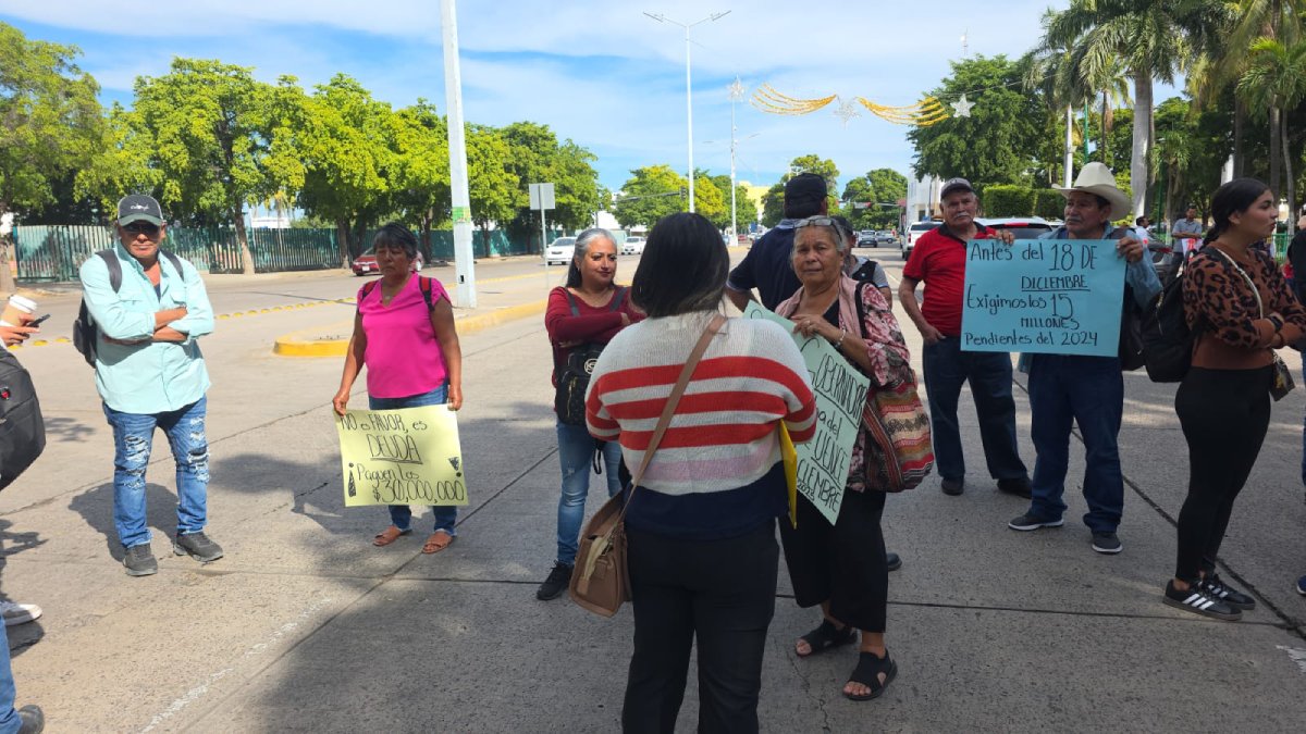 comuneros de santa maria bloquearon palacio de gobierno de culiacan sinaloa