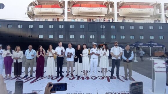 Al son de la música de banda Ahome da la bienvenida al crucero turístico Zaandam al arribar a Topolobampo