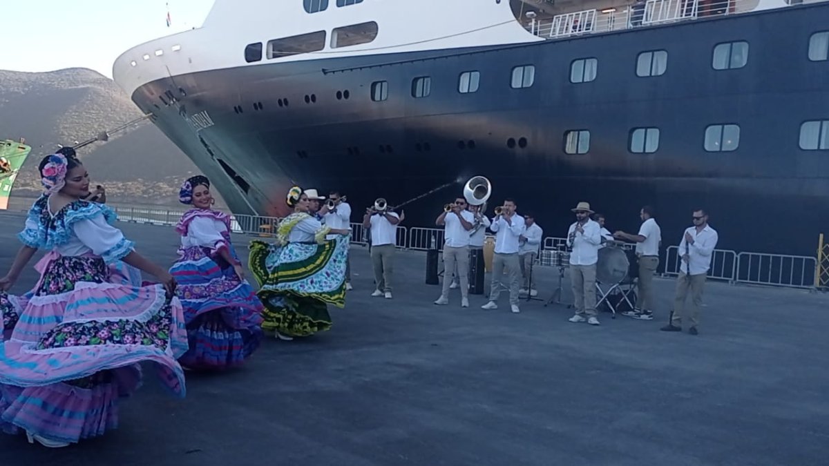 con musica de banda ahome da la bienvenida al crucero turistico a zaandam
