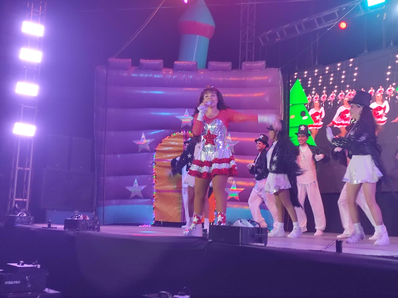 Tatiana en concierto en la Villa Navideña, en Mazatlán