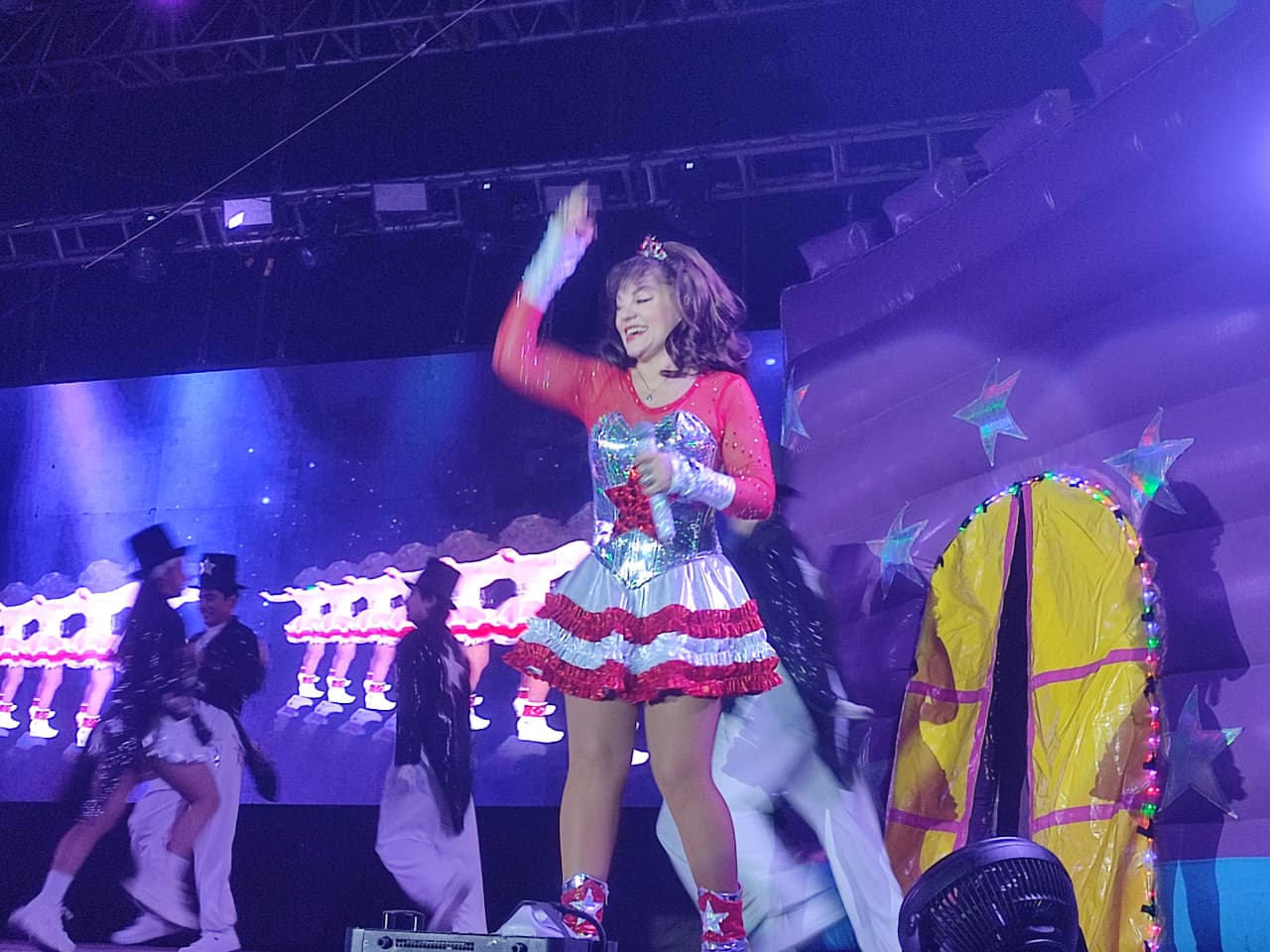Tatiana en concierto en la Villa Navideña, en Mazatlán