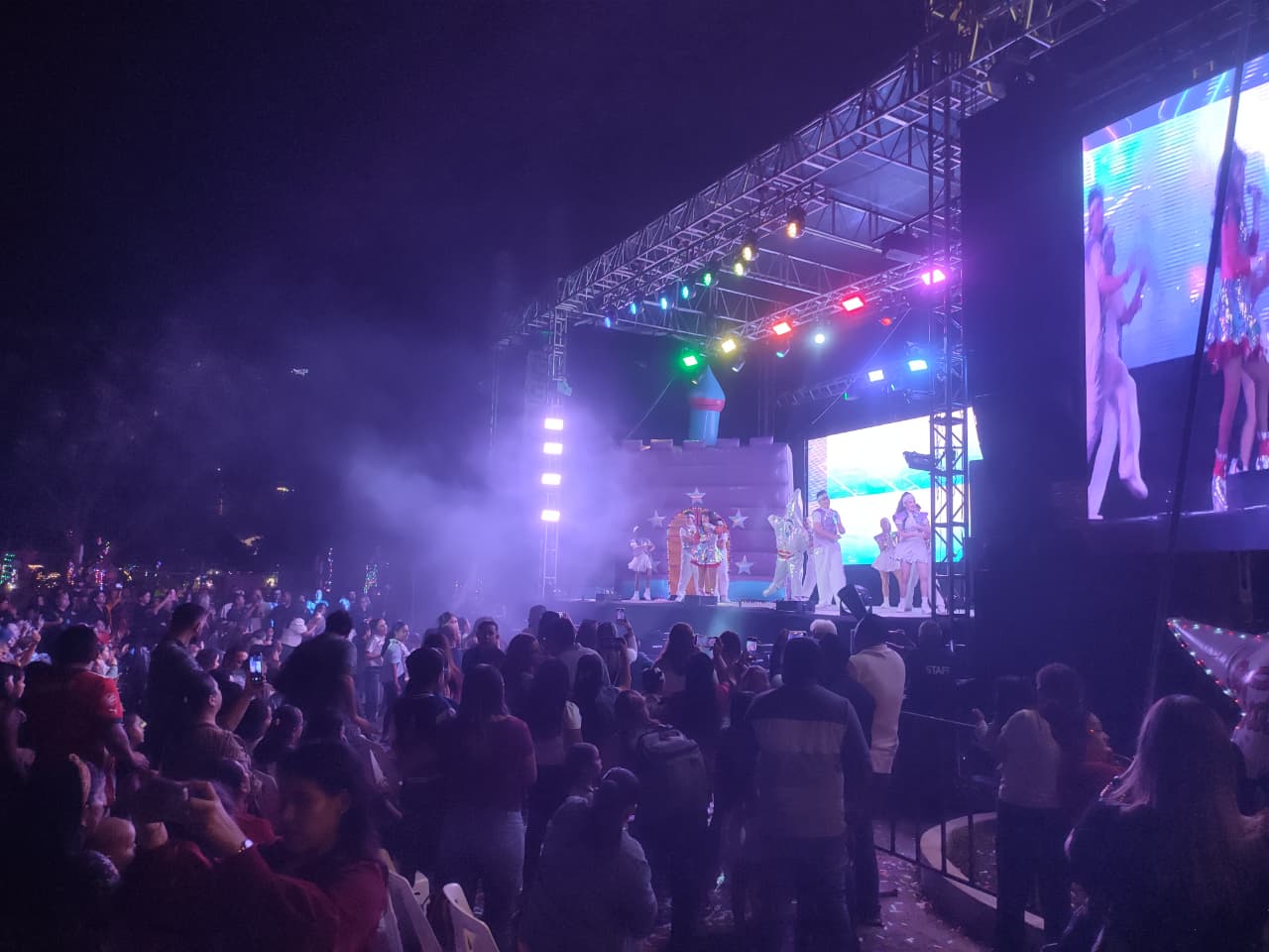 Tatiana en concierto en la Villa Navideña, en Mazatlán