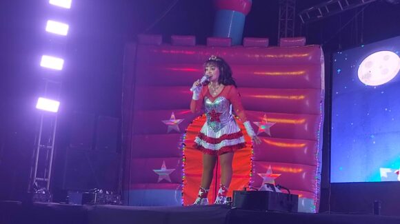 Llega Tatiana a Mazatlán, Sinaloa, con su Navidad Rock y pone a cantar y bailar a niños y adultos