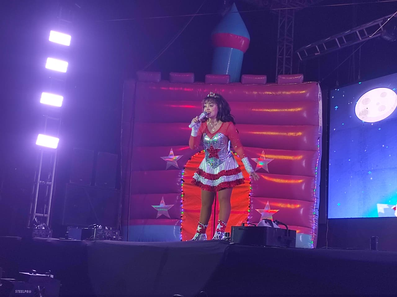 Tatiana en concierto en la Villa Navideña, en Mazatlán