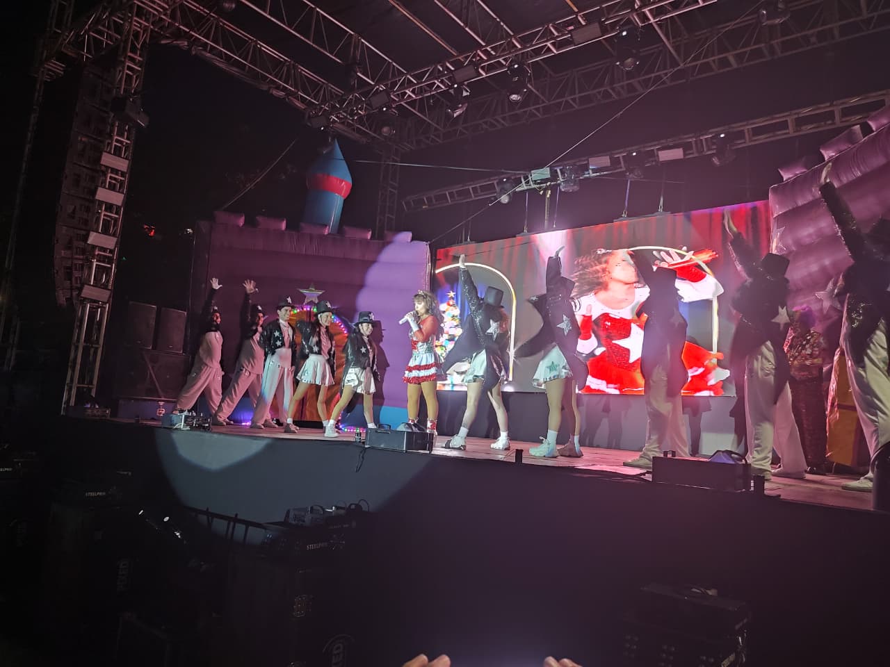 Tatiana en concierto en la Villa Navideña, en Mazatlán