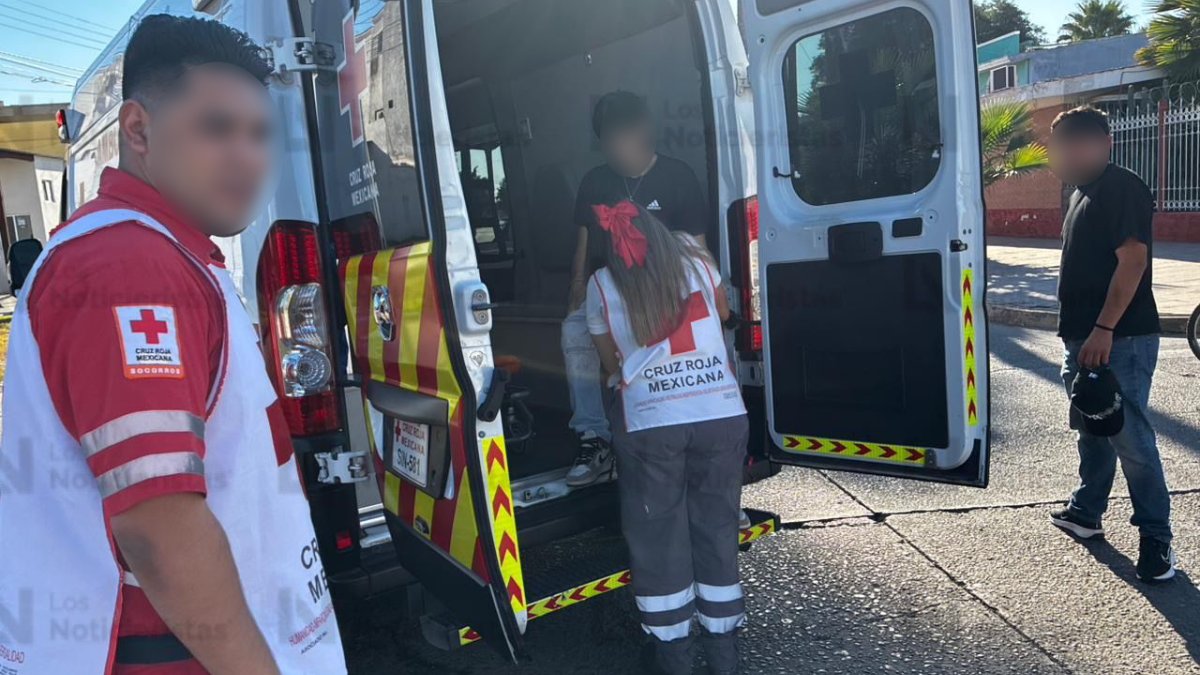 conductor de camioneta con mobiliario queda volcado en el centro de los mochis cruz roja