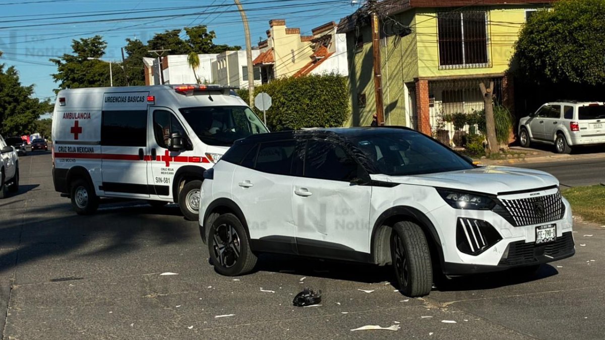 conductor de camioneta con mobiliario queda volcado en el centro de los mochis sin