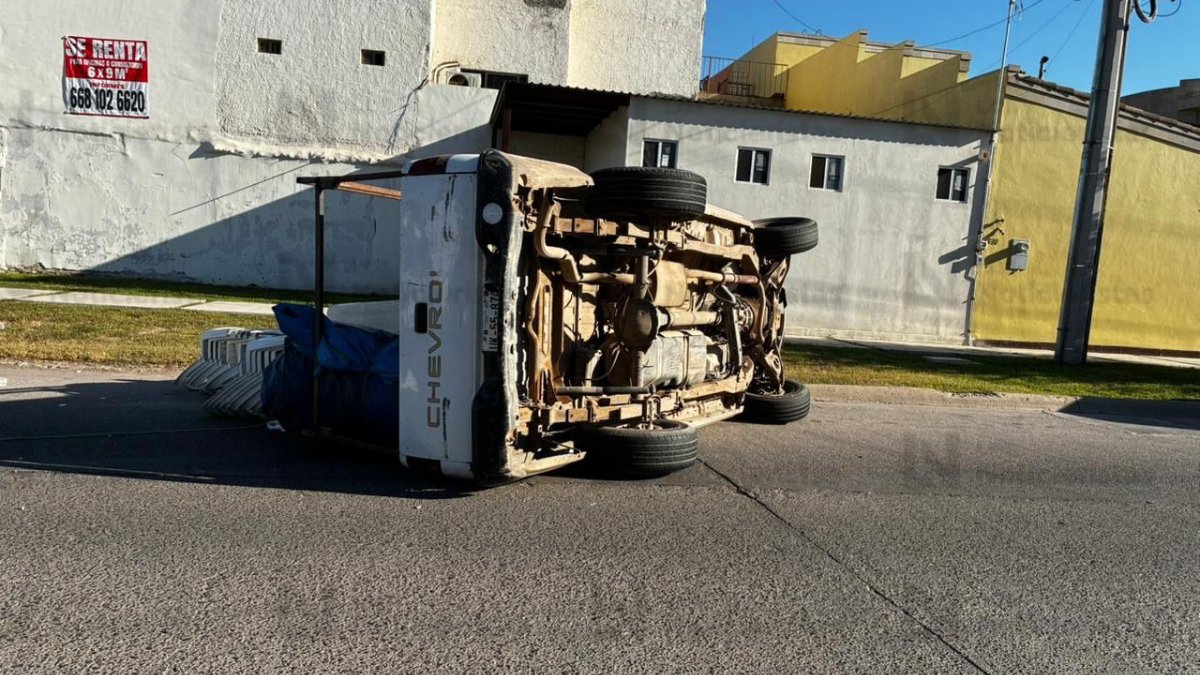 conductor de camioneta con mobiliario queda volcado en el centro de los mochis sinaloa