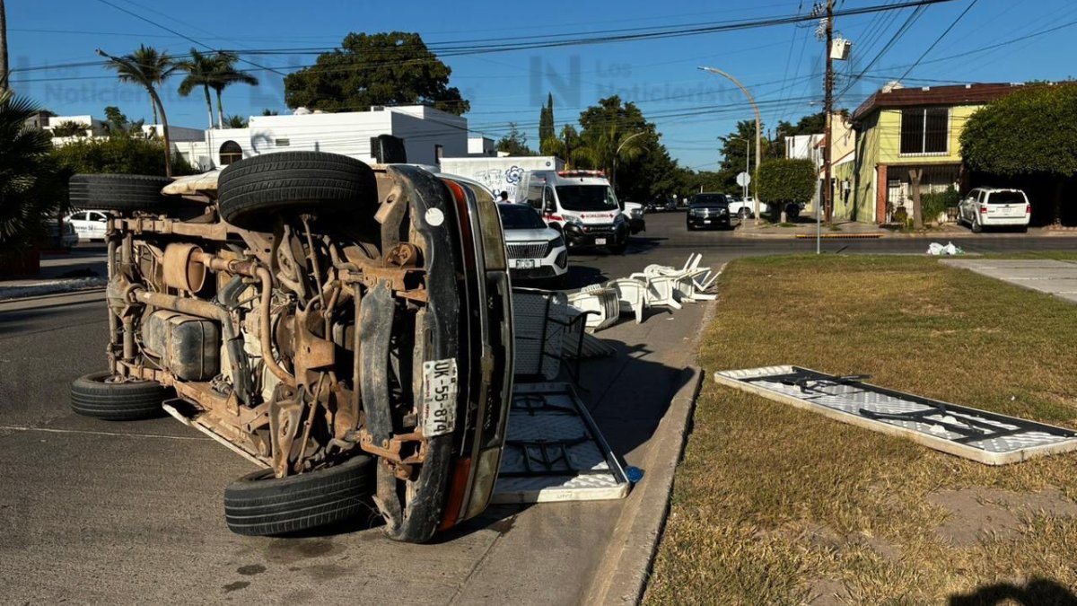 conductor de camioneta con mobiliario queda volcado en el centro de los mochis