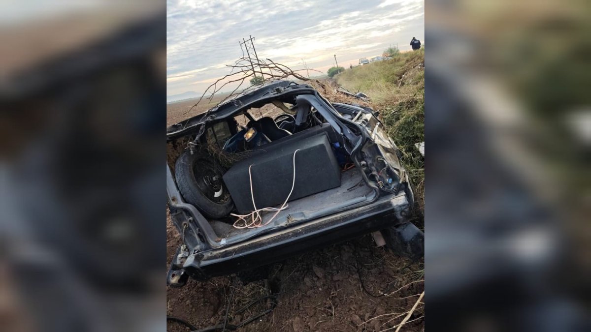 conductor de una camioneta queda volcado en carretera estatal de ahome