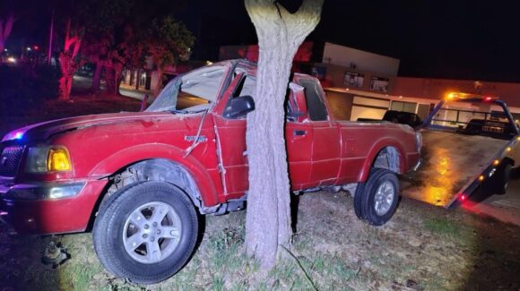 Conductor que viajaba bajo los influjos del alcohol se estrella contra un árbol en la colonia Texas en Los Mochis, Sinaloa
