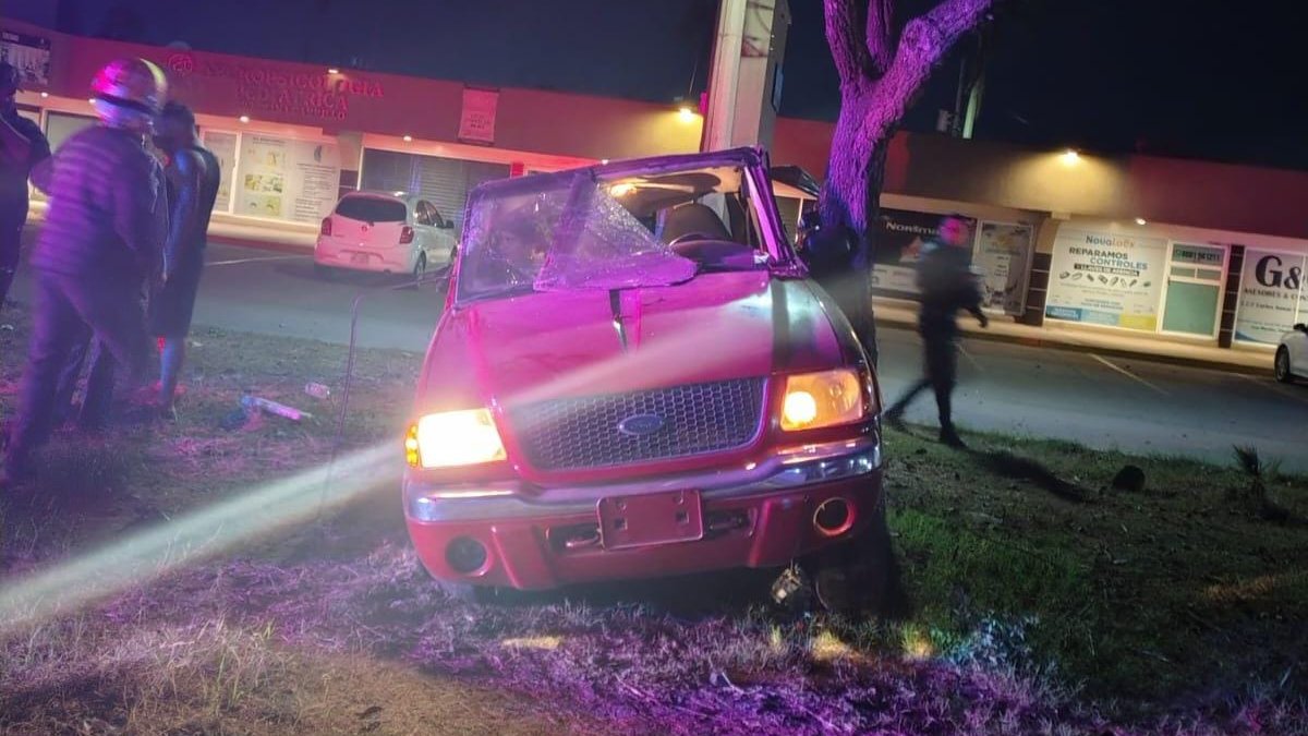 conductor se estrella contra un arbol en la colonia texas de los mochis unidad