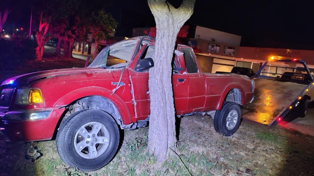 conductor se estrella contra un arbol en la colonia texas de los mochis