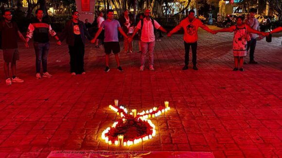 Honran el Día Mundial de la Lucha contra el VIH/Sida con velas y un listón rojo de esperanza en Mazatlán, Sinaloa