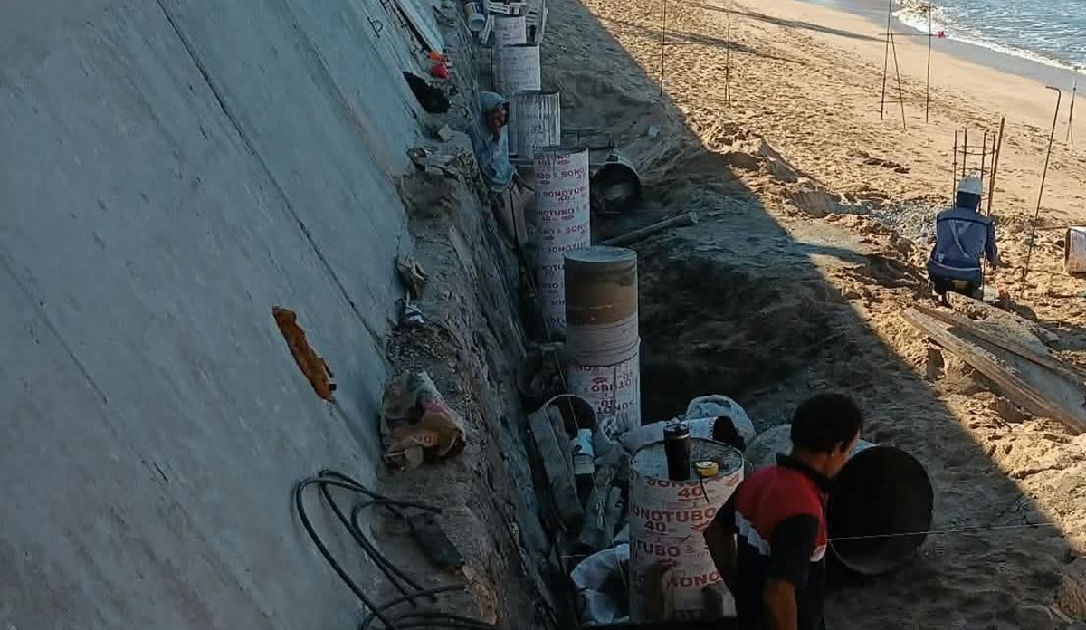 Construcción suspendida en playa de Mazatlán