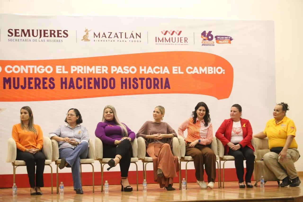 Conversatorio "Mujeres haciendo historia" en Mazatlán, Sinaloa
