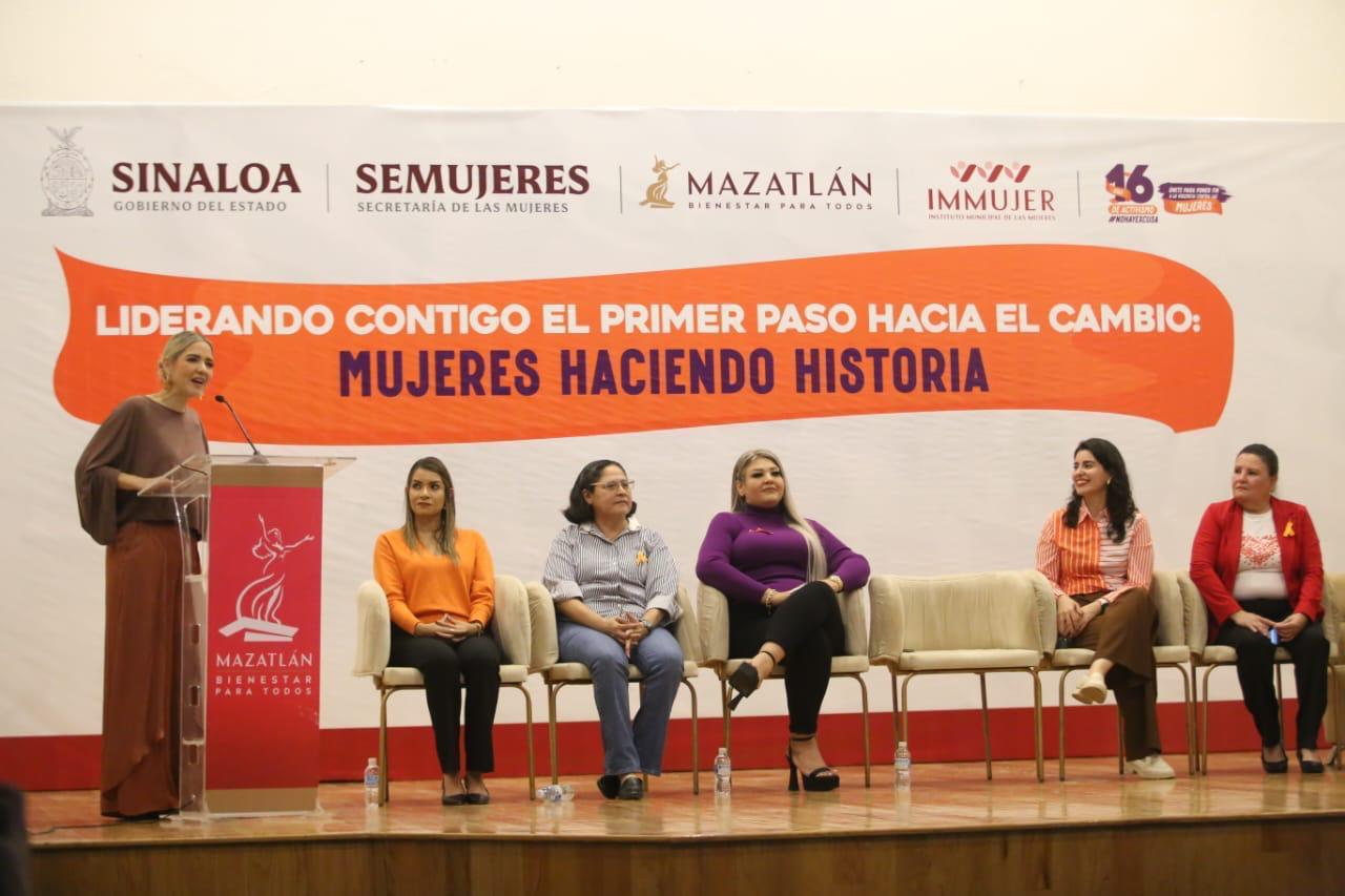 Conversatorio "Mujeres haciendo historia" en Mazatlán, Sinaloa