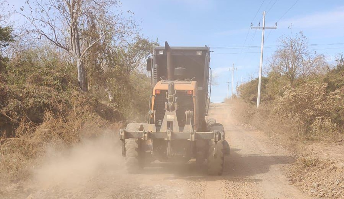 Cumple de Gobierno de Mazatlán con rehabilitación de caminos rurales