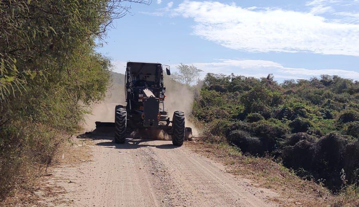 Cumple de Gobierno de Mazatlán con rehabilitación de caminos rurales