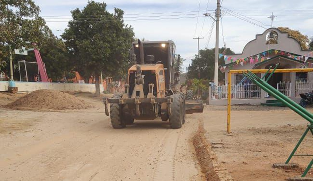 Cumple de Gobierno de Mazatlán con rehabilitación de caminos rurales