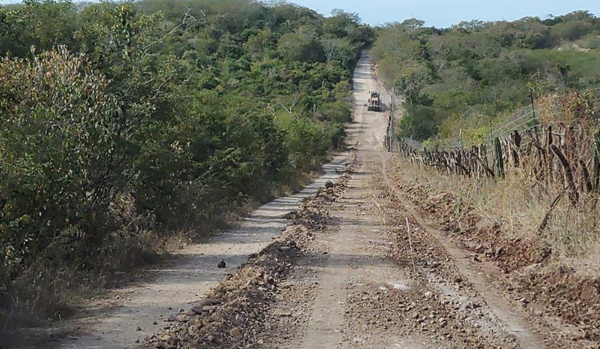 Cumple de Gobierno de Mazatlán con rehabilitación de caminos rurales