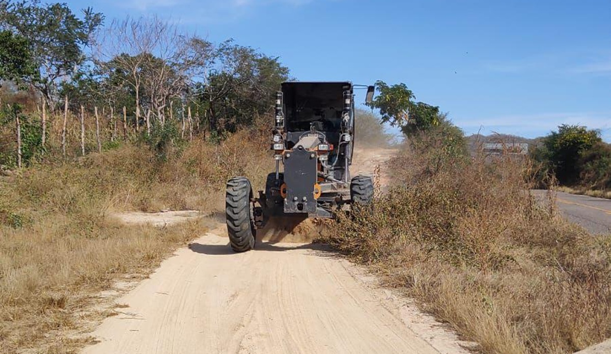 Cumple de Gobierno de Mazatlán con rehabilitación de caminos rurales