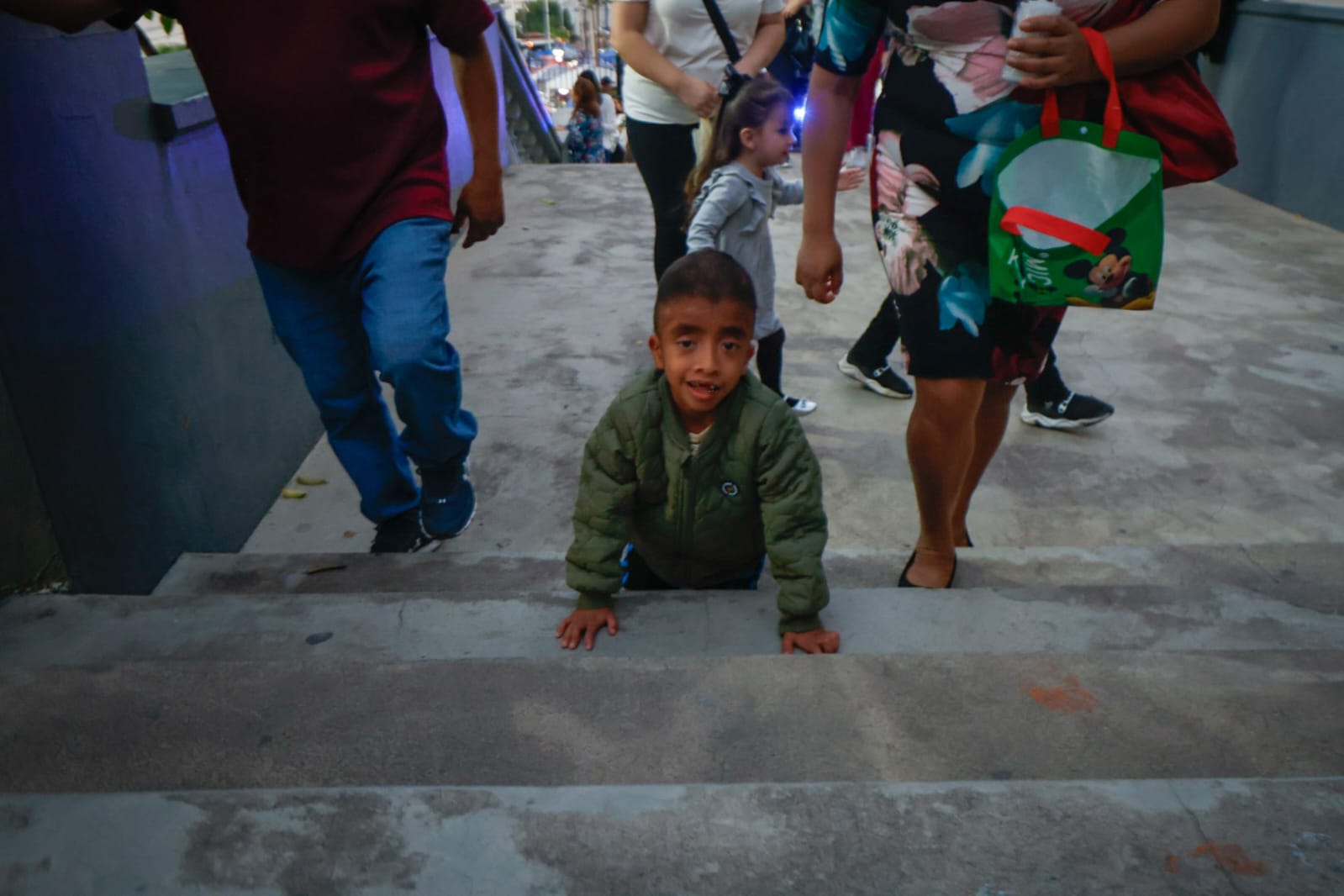 Cientos acuden a dar gracias a la Virgen de Guadalupe en la Lomita, en Culiacán