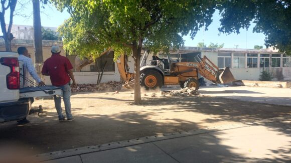 Inician demolición del antiguo edificio del IMSS Sub Zona 30 en Guamúchil