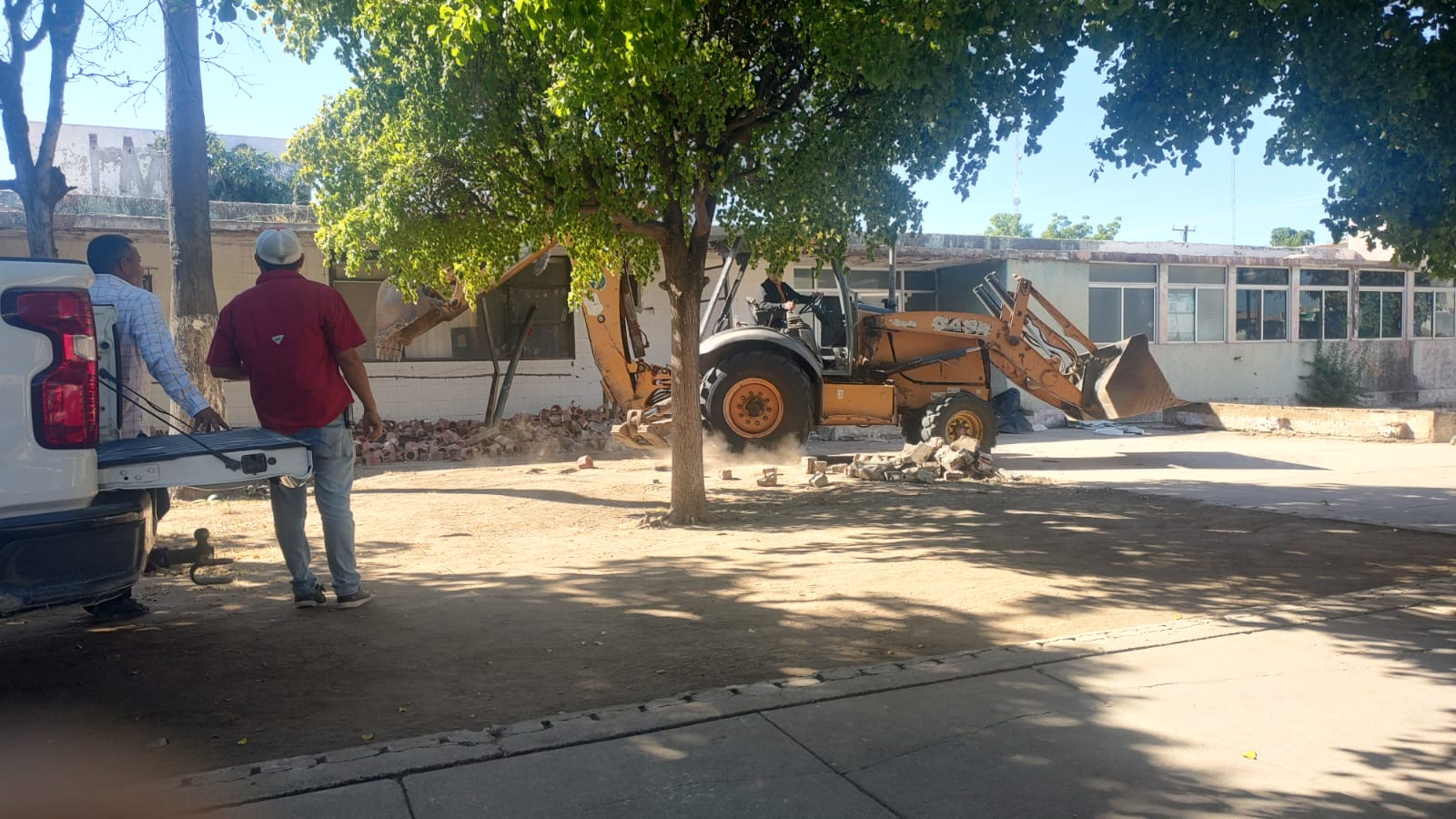 demolición del antiguo edificio del IMSS en Guamúchil