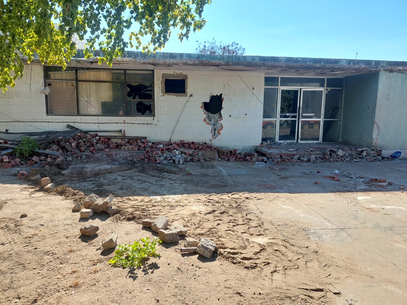 demolición del antiguo edificio del IMSS en Guamúchil