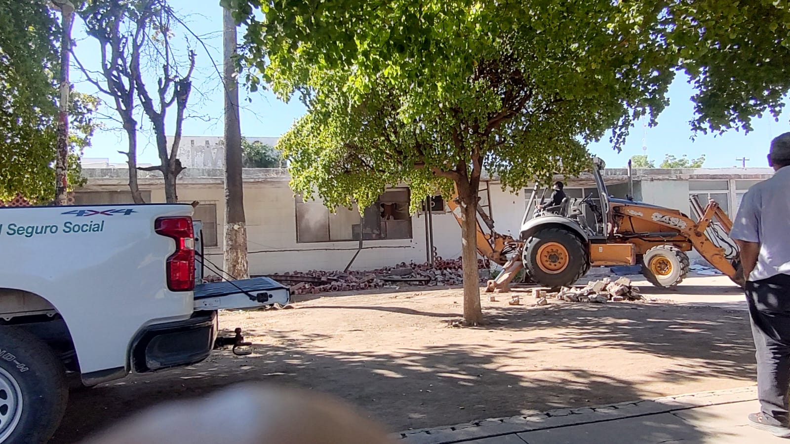 demolición del antiguo edificio del IMSS en Guamúchil